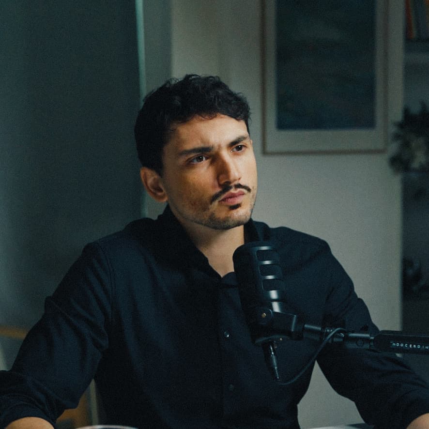 Dr. med. Erdin Tokmak am Podcast-Mikrofon